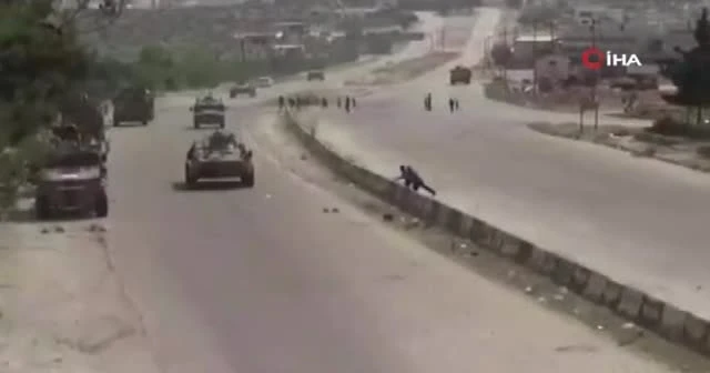 Suriye’de siviller Rus askeri konvoyunu taşladı