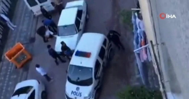Zeytinburnu'nda gençler polise mukavemet etti, arbede çıktı