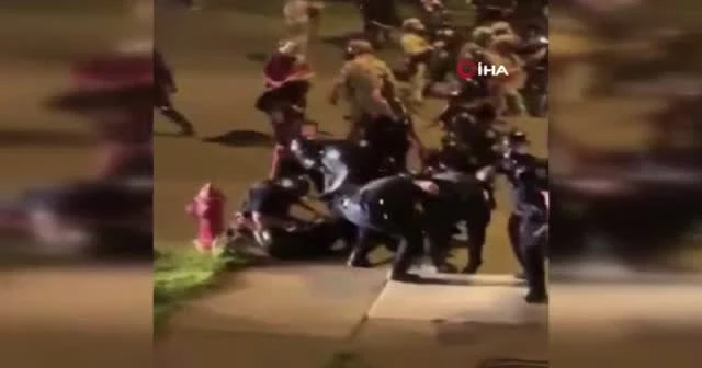 ABD'de bir kişi, aracıyla polis ve askerlerin arasına daldı