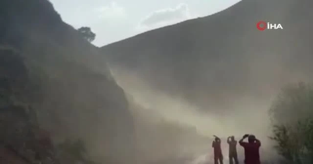 Bingöl’de artçı deprem sonrası heyelan anı kamerada