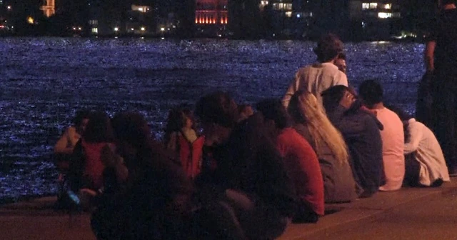 Emirgan sahile akın eden vatandaşlar sosyal mesafeyi hiçe saydı