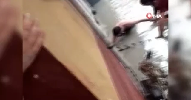 Esenyurt'ta vatandaşlar sel sularına dalarak arama yaptı