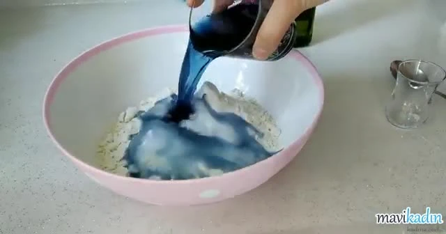 Evde Un, Su Ve Tuz İle En Kolay Biçimde Kurumayan Oyun Hamuru Nasıl Yapılır