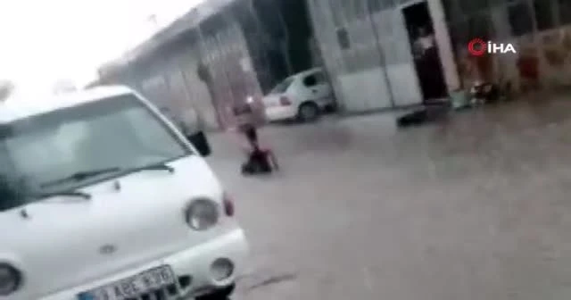 Göle dönen yolda yüzerek eğlendi