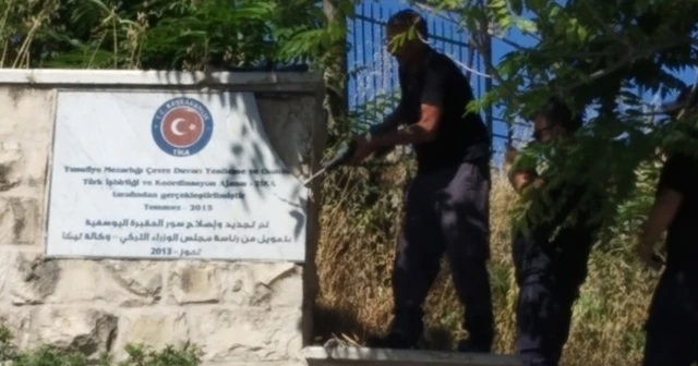 İsrail polisi Kudüs'teki mezarlıkta bulunan TİKA tabelalarını söktü