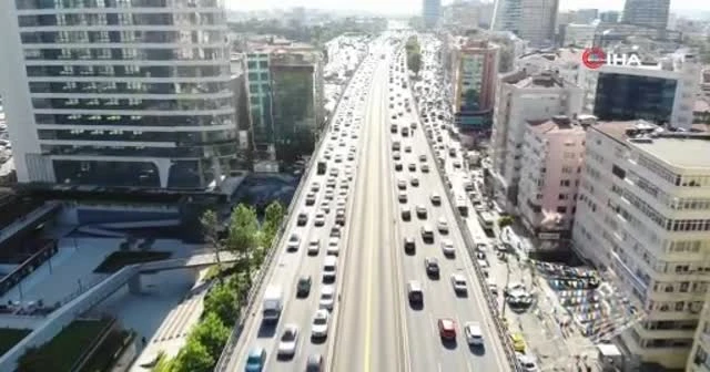 İstanbul’da oluşan trafik yoğunluğu havadan görüntülendi