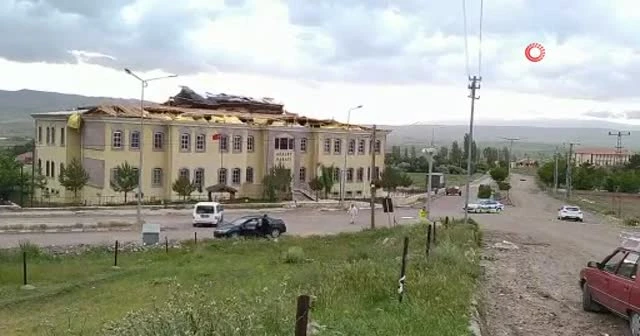 Kuvvetli rüzgar adalet sarayının çatısını böyle uçurdu