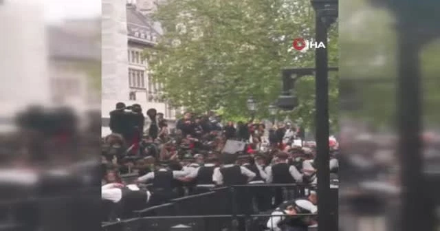 Londra'da Floyd protestolarında polis şiddeti