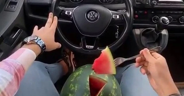 Makas atarak ilerledi! Karpuz yemeyi ihmal etmedi