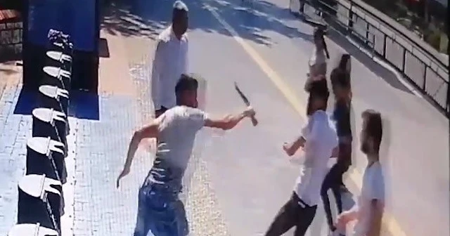 Onlarca vatandaşın gözleri önünde bıçaklanan genç ağır yaralandı