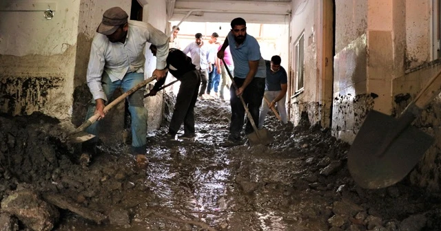 Sel felaketinde korku dolu anlar kameraya yansıdı