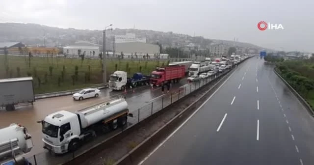 Sel sularının vurduğu Kocaeli'de D-100 kara yolu çift yönlü trafiğe kapandı