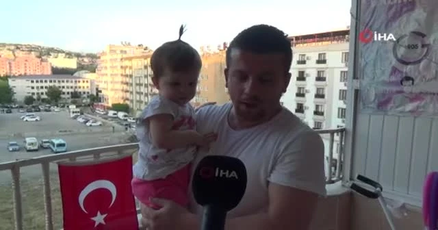 Siirtli baba, kızını bayrak sevgisiyle büyütüyor