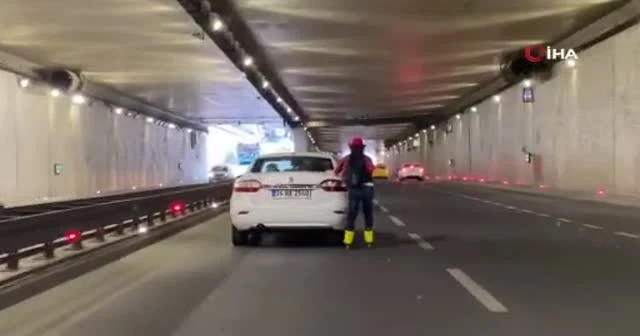 Taksim’de patenli gencin tehlikeli yolculuğu kamerada
