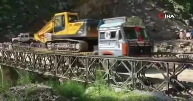 Tırın ağırlığını kaldıramayan köprü çöktü