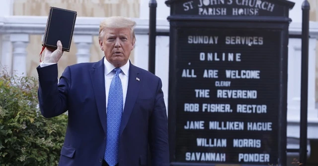 Trump elinde incil ile kiliseye yürüdü