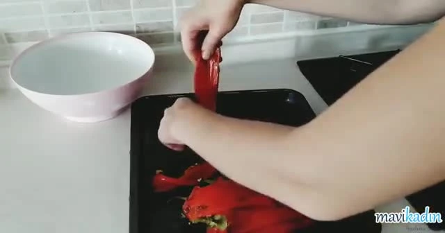 Vazgeçemeyeceğiniz Lezzet Kışlık Közlenmiş Kırmızı Biber Tarifi