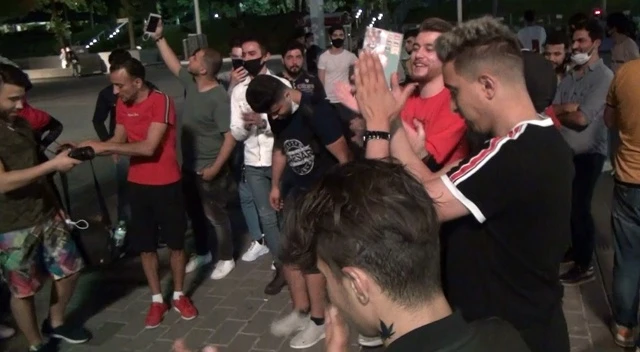 Yabancı uyruklu gençler sosyal mesafe kuralını hiçe saydı