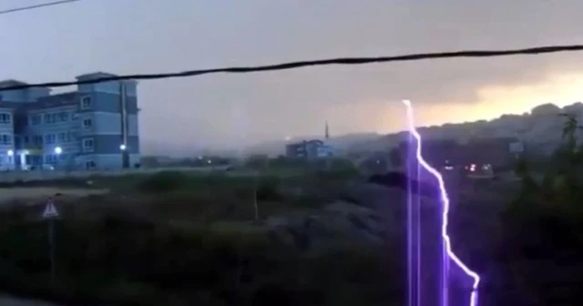 Yıldırımın düşme anı kameraya böyle yansıdı