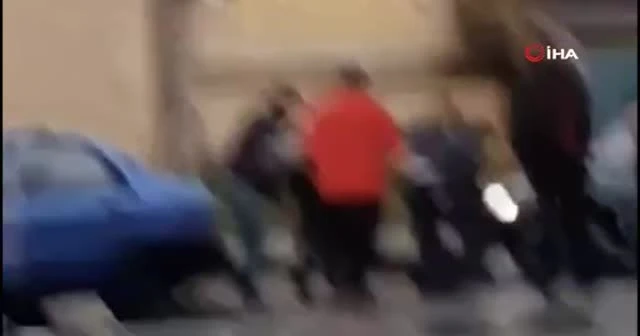 Yolcular maske takmalarını söyleyen vatmanı dövdü