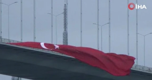 15 Temmuz Şehitler Köprüsü'ne dev Türk bayrakları asıldı
