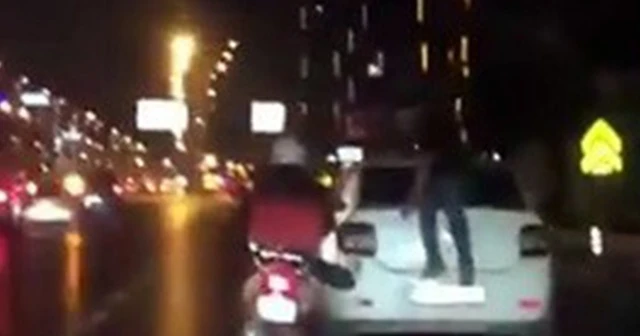 Arıza yapan aracı motosiklet ile itti
