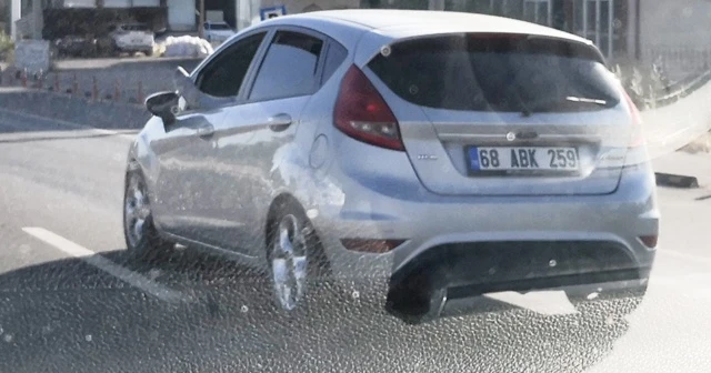 Ayağını camdan çıkarıp otomobil kullanan sürücü ‘pes' dedirtti