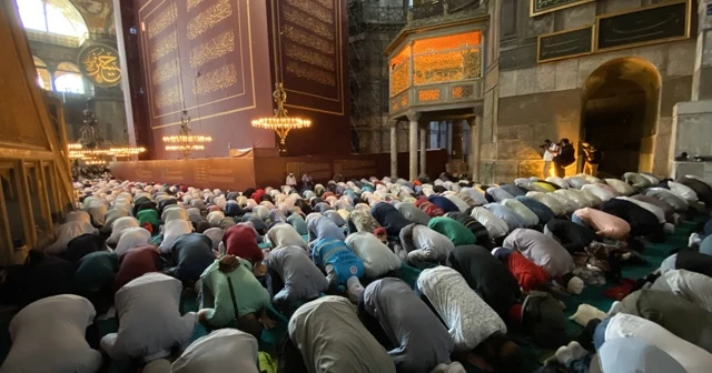 Ayasofya Camii’nde ilk vakit namazı halka açık kılındı