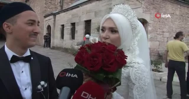 Ayasofya Camisi'ni gelinlik ve damatlıkla ziyaret ettiler