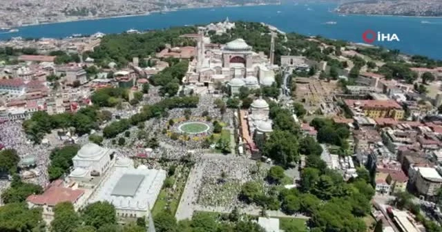 Ayasofya çevresinde saf tutan cemaat havadan görüntülendi
