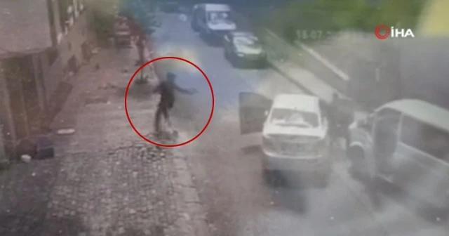 Bağcılar'da polisi silahlı saldırı kamerada