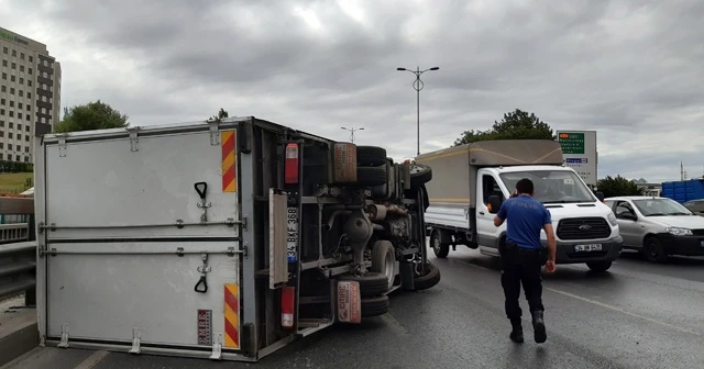 Bayrampaşa’da zincirleme kazada kamyonet devrildi: 2 yaralı