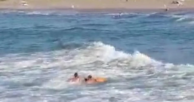 Boğulmak üzere olan gencin kurtarılma anı kamerada