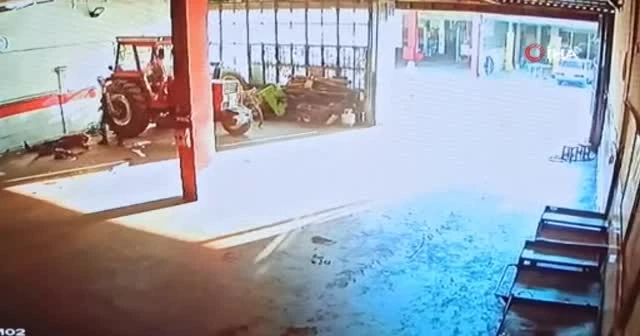 Çatıdan düşen işçi yaralandı! Olay anı kameraya yansıdı