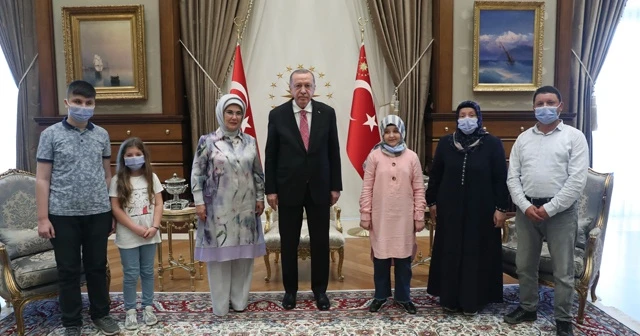Cumhurbaşkanı Erdoğan, görme engelli hafız Ravzanur'u kabul etti