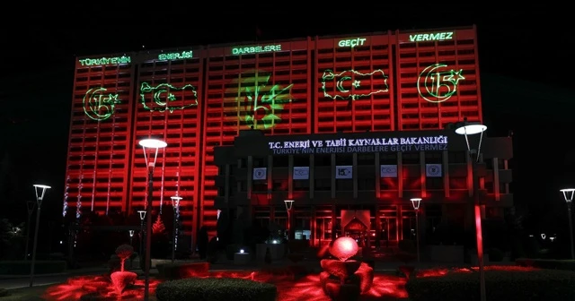 Enerji ve Tabii Kaynaklar Bakanlığından 15 Temmuza özel ışıklandırma