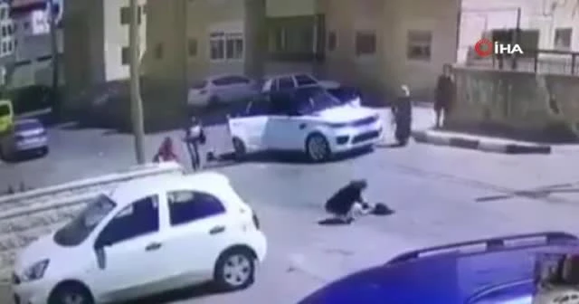 Karşıdan karşıya geçen 2 küçük kıza otomobil çarptı