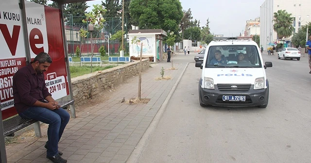Görme engelli şahsı polis sınava yetiştirdi