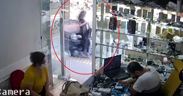 Kaldırımda yürüyen kadına otomobil