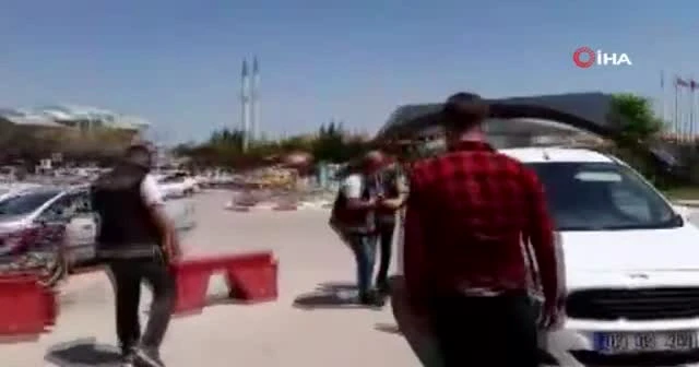 Kalpazanlar kendilerini görüntüleyen İHA kameramanına uçan tekme ile saldırdı