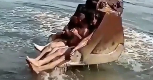 Kepçe ile deniz keyfi görenleri şaşırttı