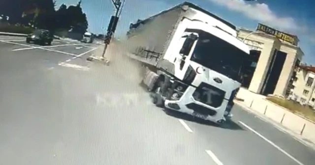 Kırmızı ışıkta duran otomobile çarpmamak için karşı şeride geçti