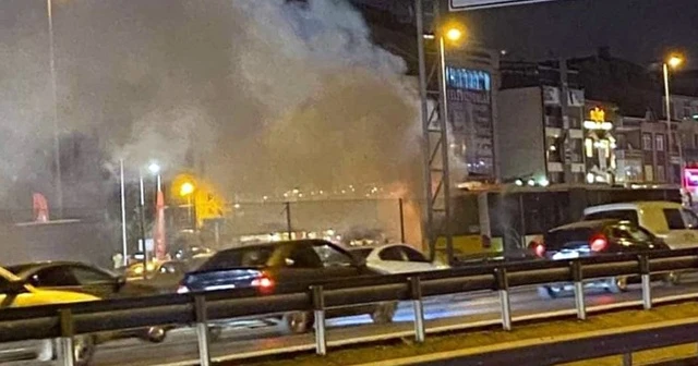 Küçükçekmece'de metrobüs yangını!
