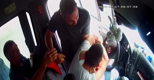 Minibüs şoförü aracında darp edildi