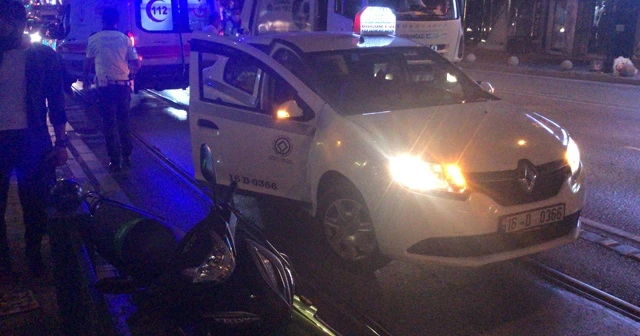 Motosiklete arkadan çarptı, 100 metre sürükledikten sonra durabildi