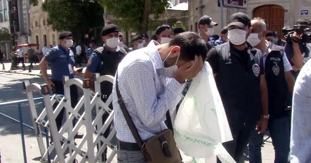 Namaz kılınacak alana giremeyince ağladı