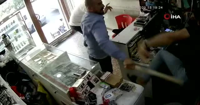 Önce telefonları incelediler, ardından esnafa saldırdılar