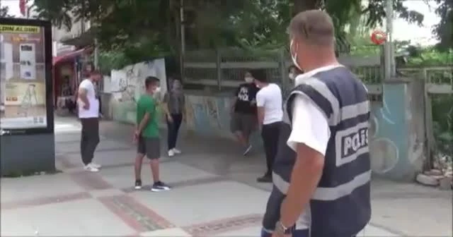 Polisi gören maskesine sarıldı