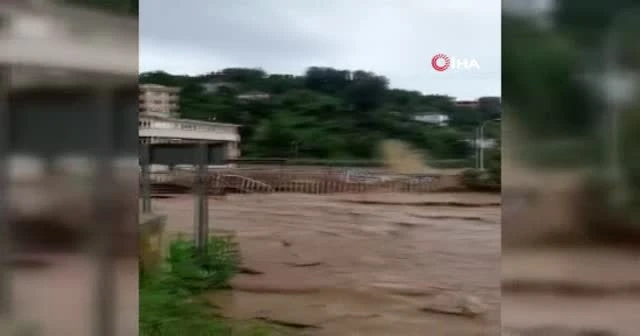 Rize'de sel köprüyü böyle çökertti