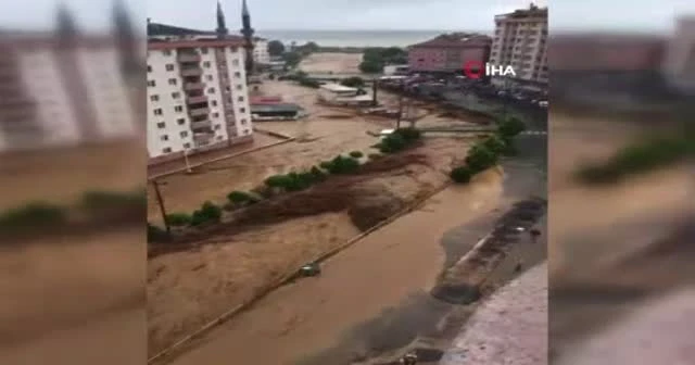 Rize'de şiddetli yağış nedeniyle dere taştı